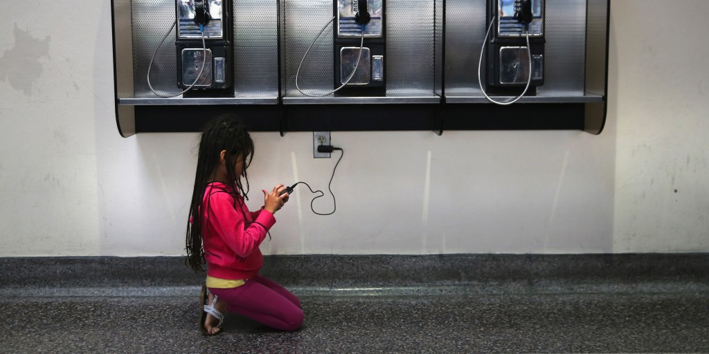 https://media-cldnry.s-nbcnews.com/image/upload/t_nbcnews-fp-1024-512,f_auto,q_auto:best/rockcms/2026-06/260629-kids-on-phone-vsb-2202-e12bf0.jpg