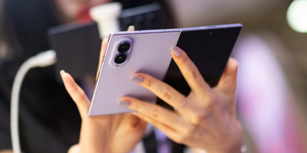 NBC News' Joanna Stern speaks with one of Samsung’s top executives about Apple’s expected entry into the foldable phones market and Samsung’s own seven-year hea