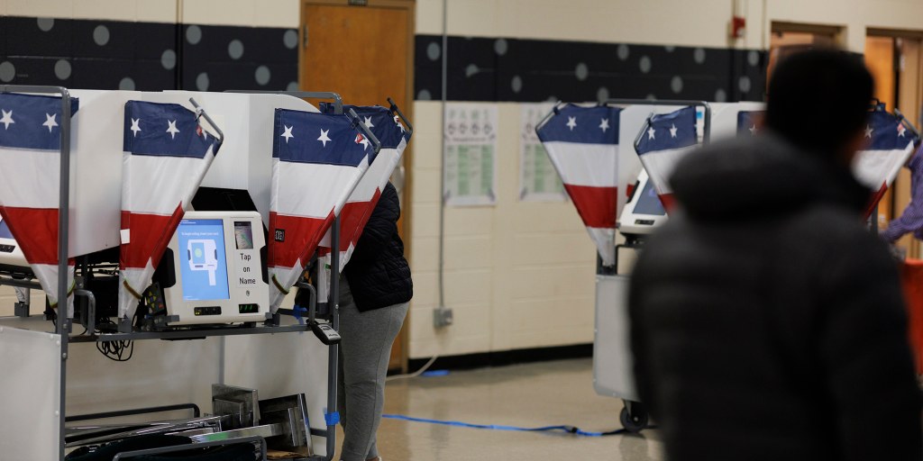 A federal judicial panel allows Tennessee to use a new congressional map that breaks apart a majority-Black district in Memphis. <https://t.co/FVWtYSaD2V>
 [↧](