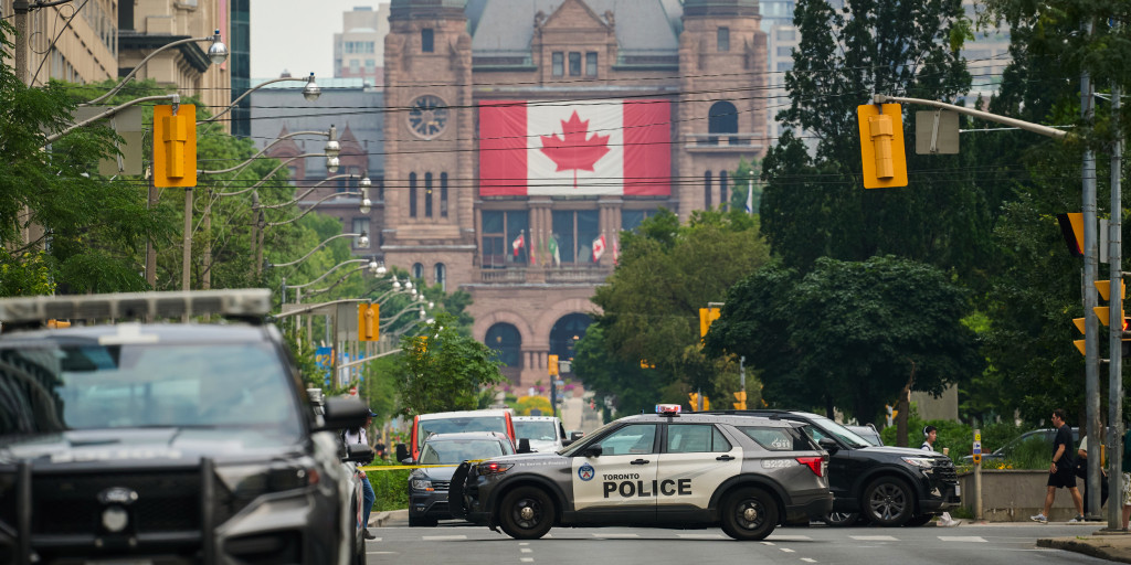 Toronto police say that a high-speed chase ensued lasted an hour but that no arrest was made. <https://t.co/skJqEs8tg7>
 [↧](https://t.co/skJqEs8tg7)