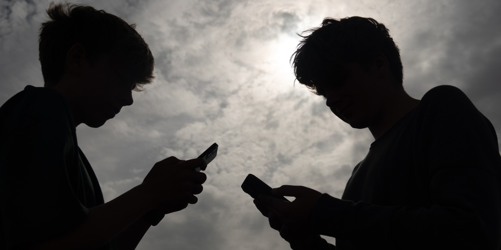 https://media-cldnry.s-nbcnews.com/image/upload/t_nbcnews-fp-1024-512,f_auto,q_auto:best/rockcms/2026-08/260810-teen-phones-aa-228-2b8515.jpg