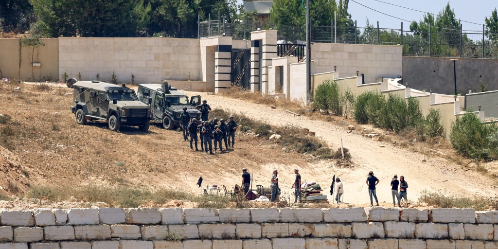 Jewish settlers besiege Palestinians in occupied West Bank village; U.S. condemns ‘horrific act of terror.’ <https://t.co/pKApD8m52q>
 [↧](https://t.co/pKApD8m5