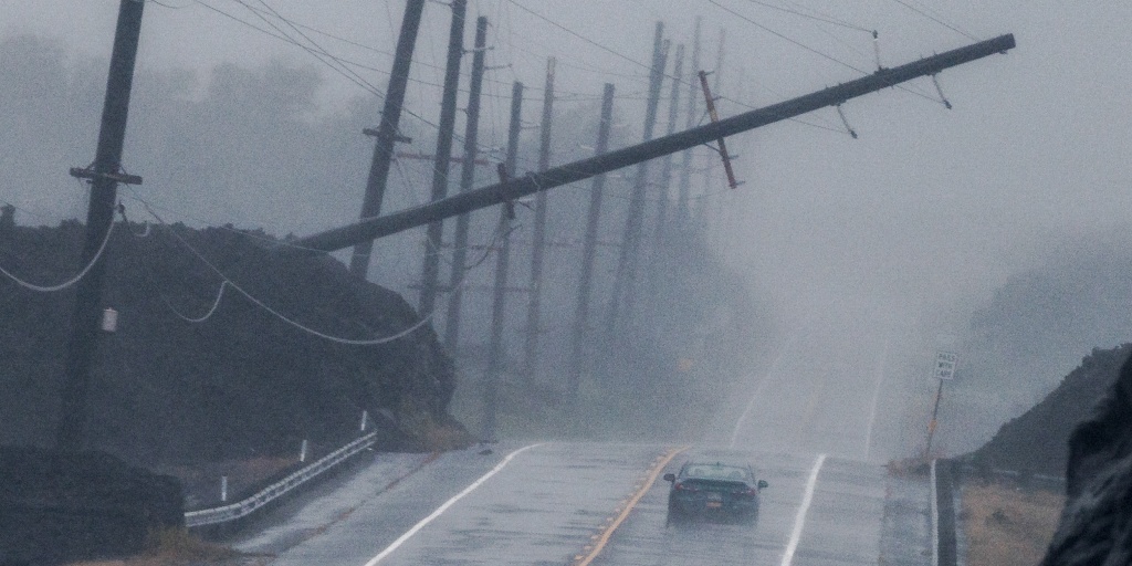 Forecasters warn Hurricane Lala could bring life-threatening flooding, mudslides and damaging winds to Hawaii’s Big Island.  <https://t.co/1SBeSt2Ln3>
 [↧](http