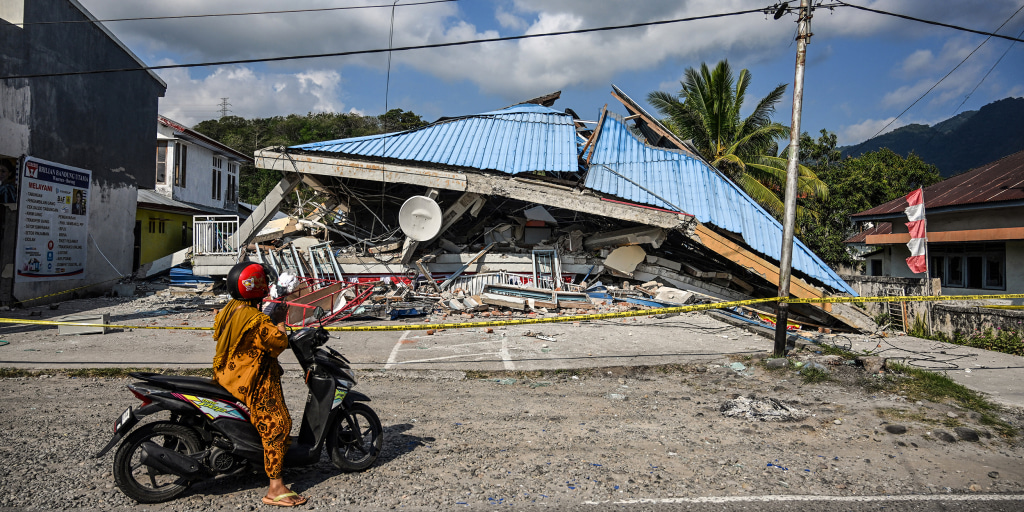 Rescuers in eastern Indonesia are combing through collapsed buildings to find anyone who might still be trapped under rubble after a 7.7-magnitude earthquake th