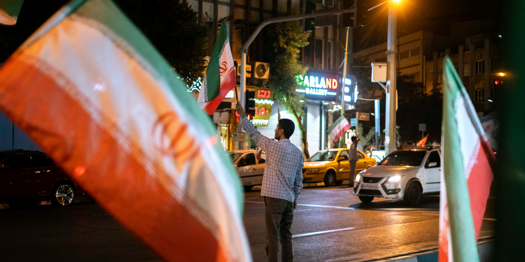Iran vows to retaliate against widened U.S. sanctions, saying Washington should “expect an attack” in response to the measures. <https://t.co/XuLq736GQ7>
 [↧](h