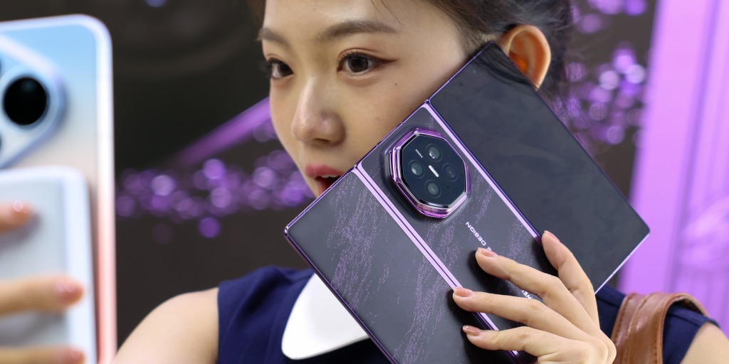 https://media-cldnry.s-nbcnews.com/image/upload/t_nbcnews-fp-1024-512,f_auto,q_auto:best/rockcms/2026-09/20260908-huawei-phone-jj-1245a-c602df.jpg