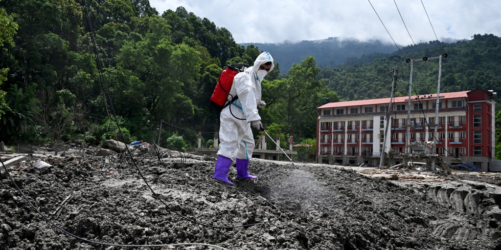 Smell of death hangs over rescue efforts in Nepal as deaths pass 1,000