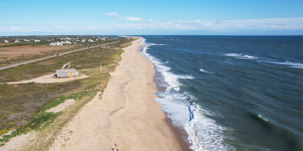 A swimmer suffered a leg injury believed to be from a shark bite, according to officials on Martha’s Vineyard. <https://t.co/zXPsqiLcYV>
 [↧](https://t.co/zXPsq