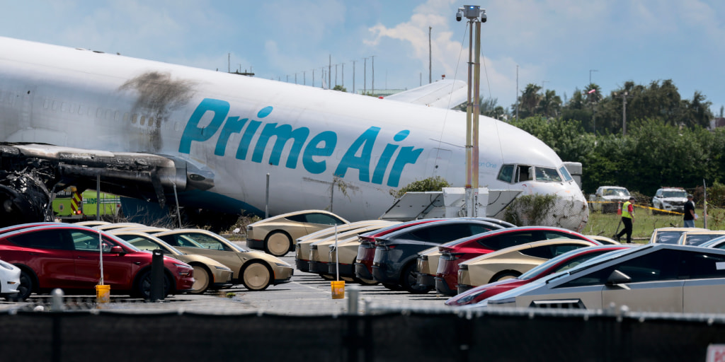 An air traffic controller failed to warn pilots of strong tail winds before an Amazon-branded cargo plane careened off a Miami runway, killing five people, according to a preliminary NTSB report.