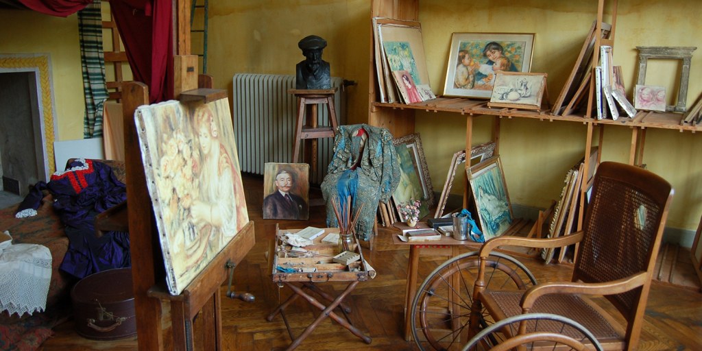 Thieves steal four paintings from the Renoir Museum in Cagnes-sur-Mer on the French Riviera, the local mayor says, but dropped two of them in the gardens as police, alerted by alarms, gave chase.