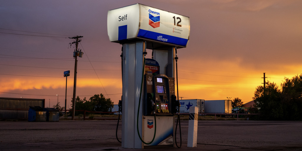 https://media-cldnry.s-nbcnews.com/image/upload/t_nbcnews-fp-1024-512,f_auto,q_auto:best/rockcms/2026-09/260913-texas-gas-station-ww-1548-7d9422.jpg