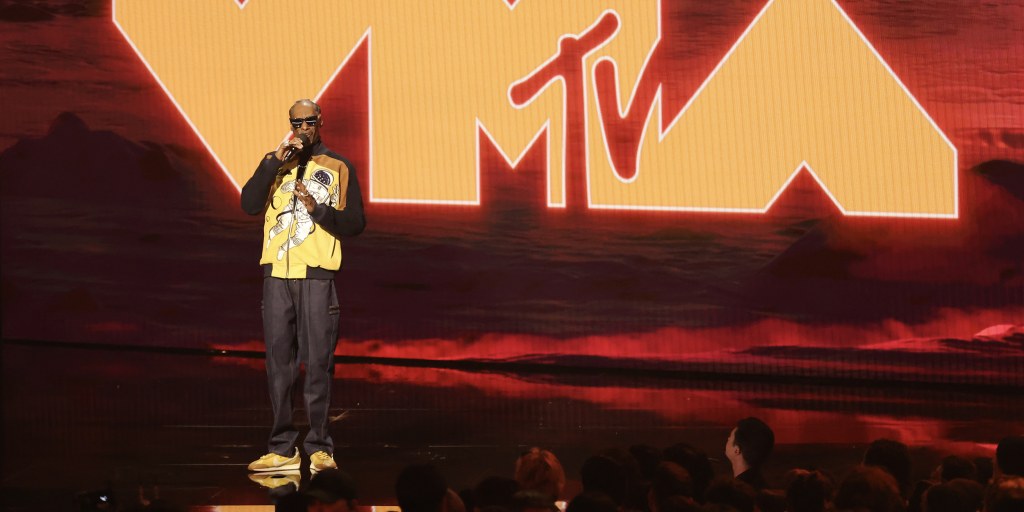 A roughly 20-minute telecast delay didn’t slow the MTV Video Music Awards momentum as it returns to the West Coast, with host Snoop Dogg describing the event as “the biggest party the VMAs has ever seen.”