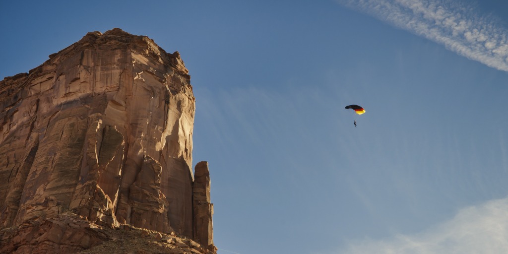 A 27-year-old BASE jumper dies after his wingsuit failed when he launched from a 700-foot perch in Utah, authorities say.