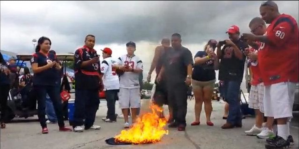 Texans fans burn QB Matt Schaub replica jersey after loss to Seahawks