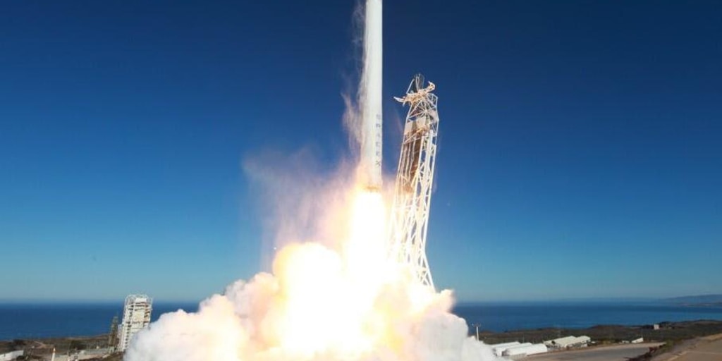 8C9209804-130929-space-falcon3