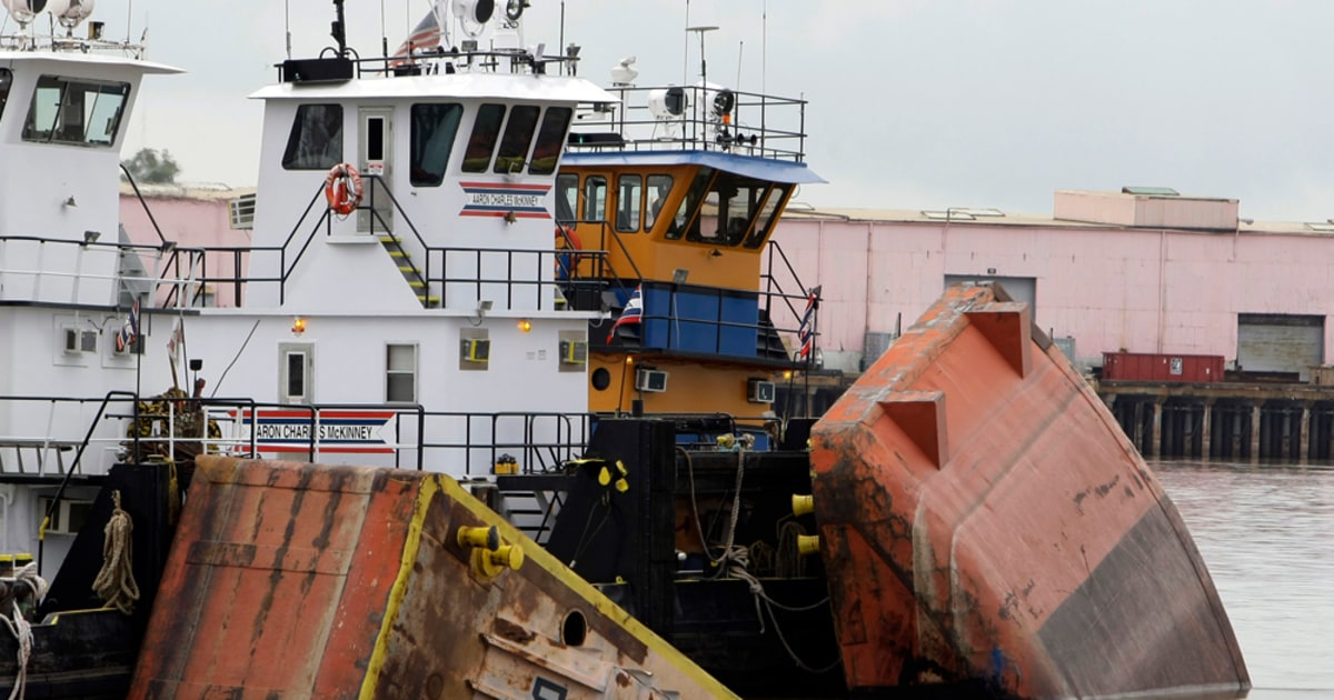 https://media-cldnry.s-nbcnews.com/image/upload/t_nbcnews-fp-1200-630%2Cf_auto%2Cq_auto%3Abest/msnbc/Components/Photo/_new/080723-barge-collision-830a.jpg