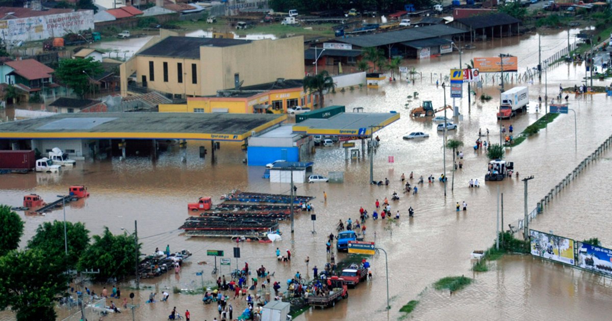 Brazil rushes to aid flood victims; looting seen