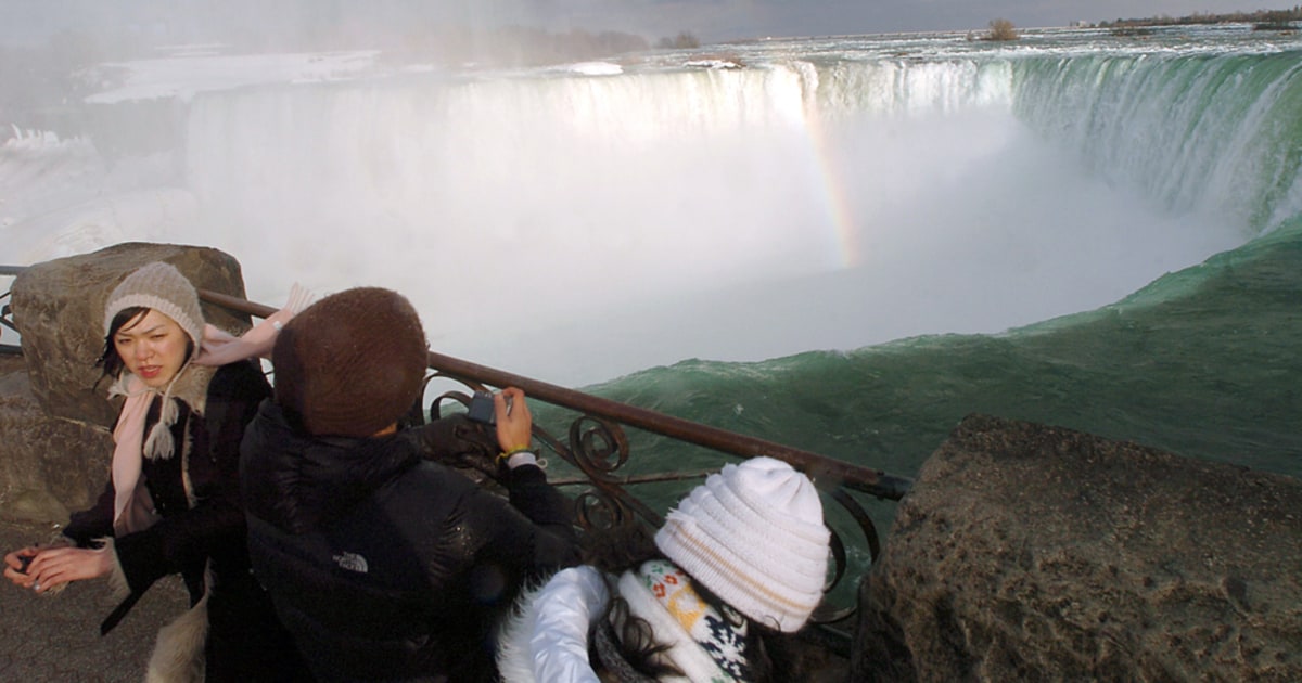 Man survives Niagara Falls plunge, resists help