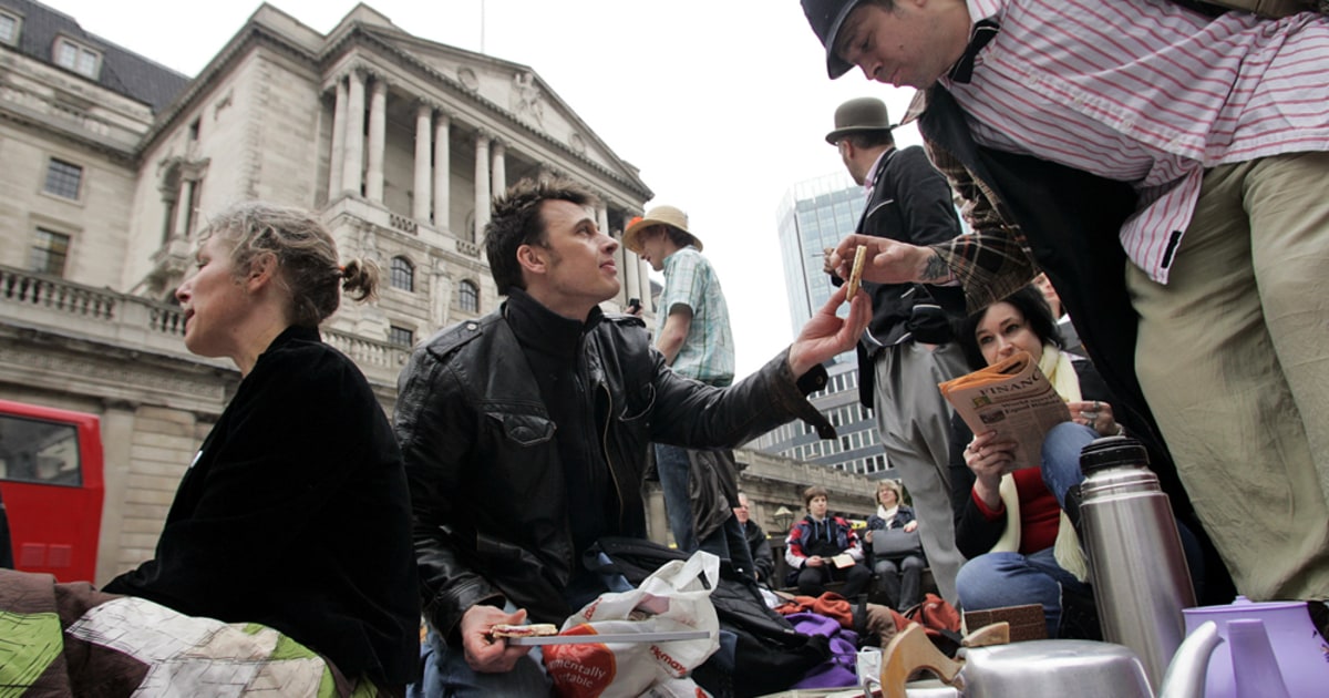 Protesters take tea ahead of London summit