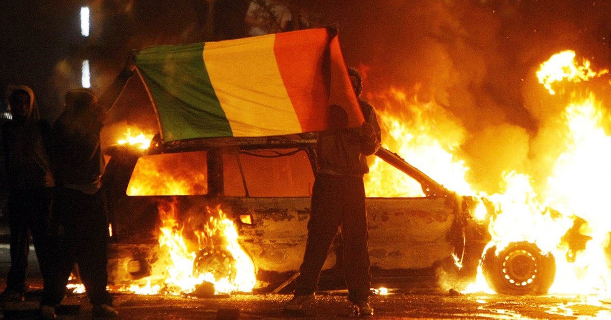 Police Rioters Clash Over N Ireland Parade