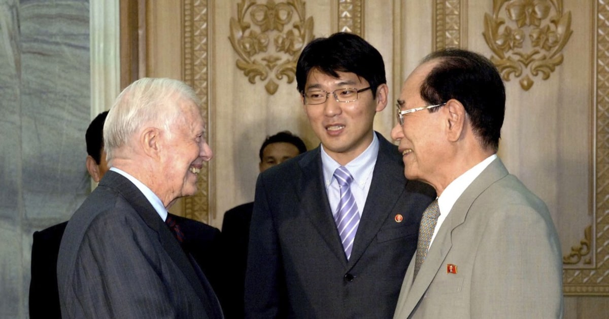 Carter meets with N. Korea officials, aims to free American