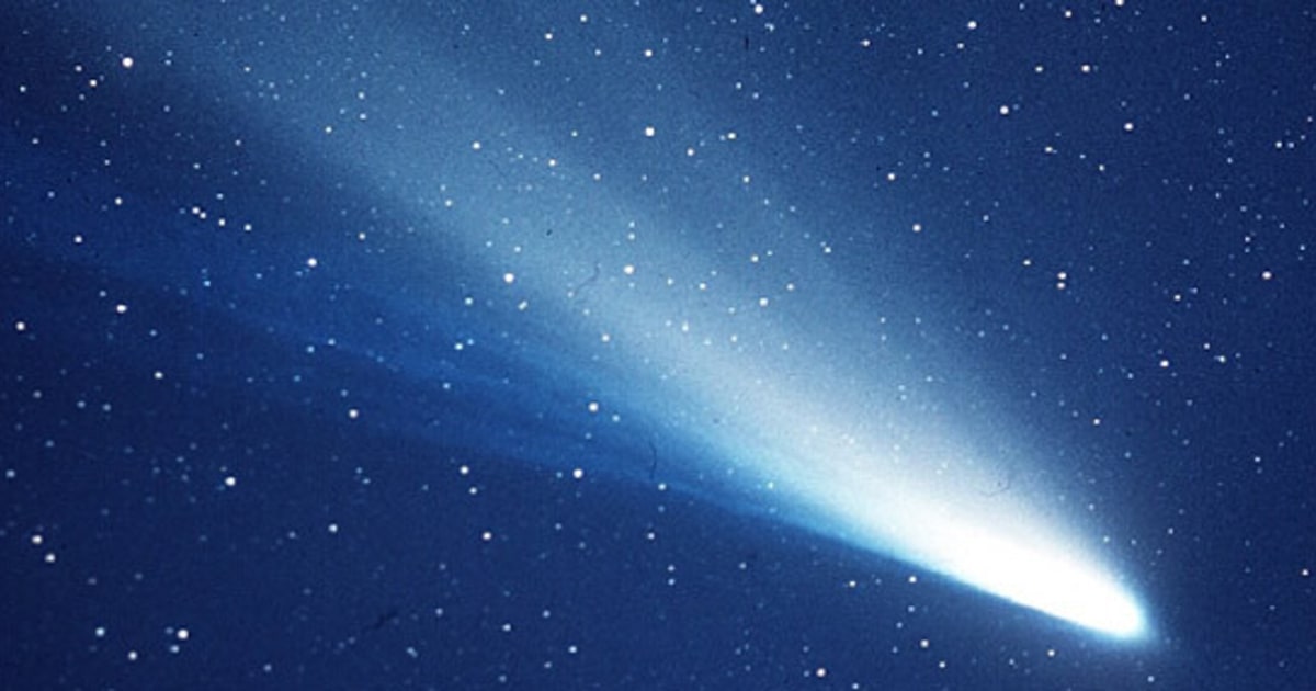 Meteors from Halley's Comet light up sky