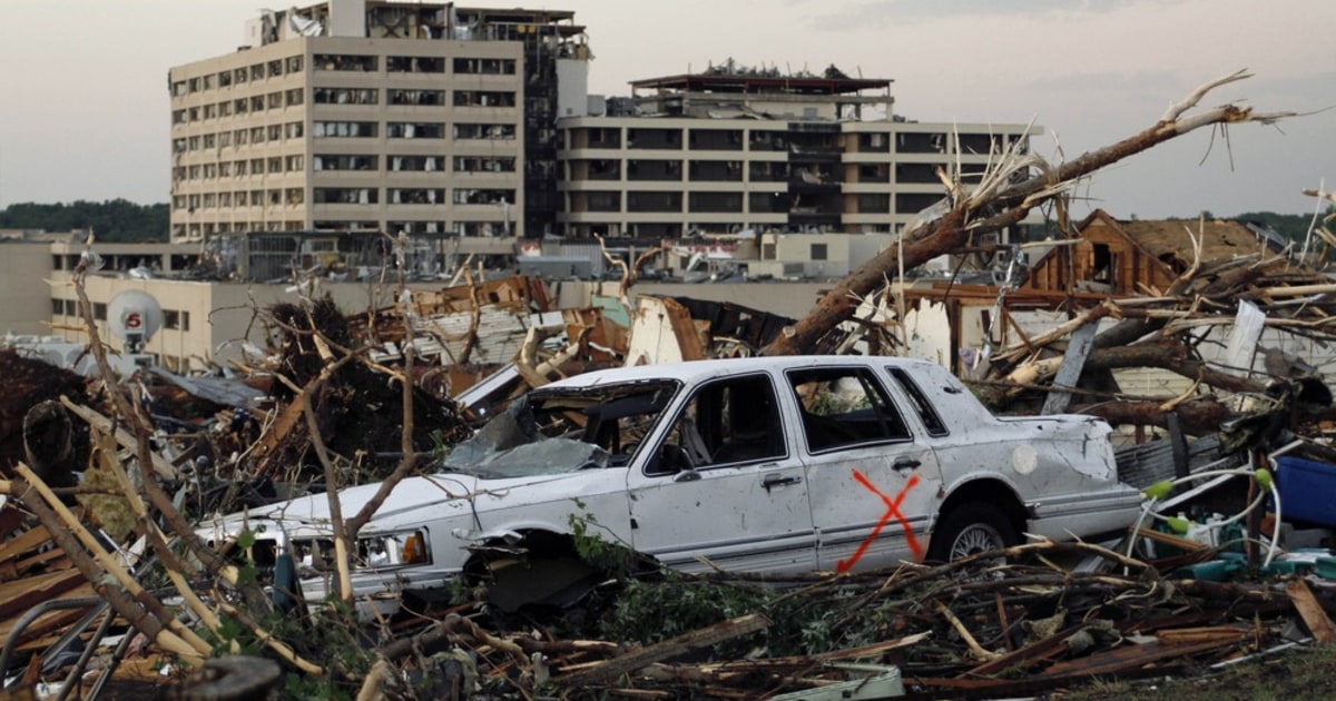 Последствия торнадо. Торнадо в Джоплине. Последствия смерча Адлер 2001. Последствия смерча. Фото после смерча.