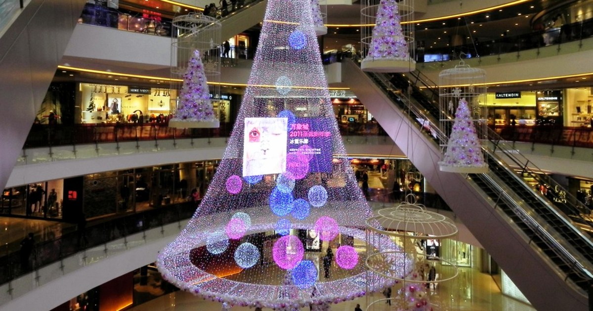 Christmas craze fills China\'s malls, not churches