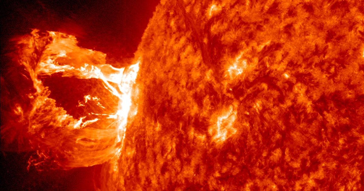 Spectacular solar flare unleashed from the sun
