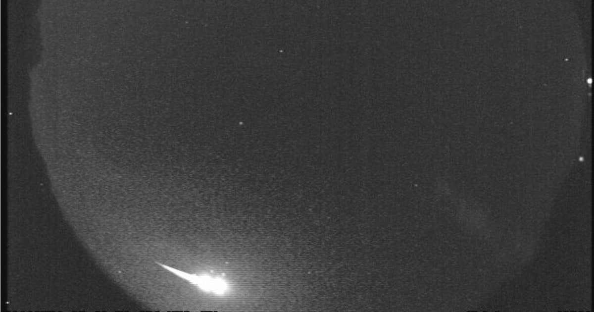 Mansize meteor lights up sky