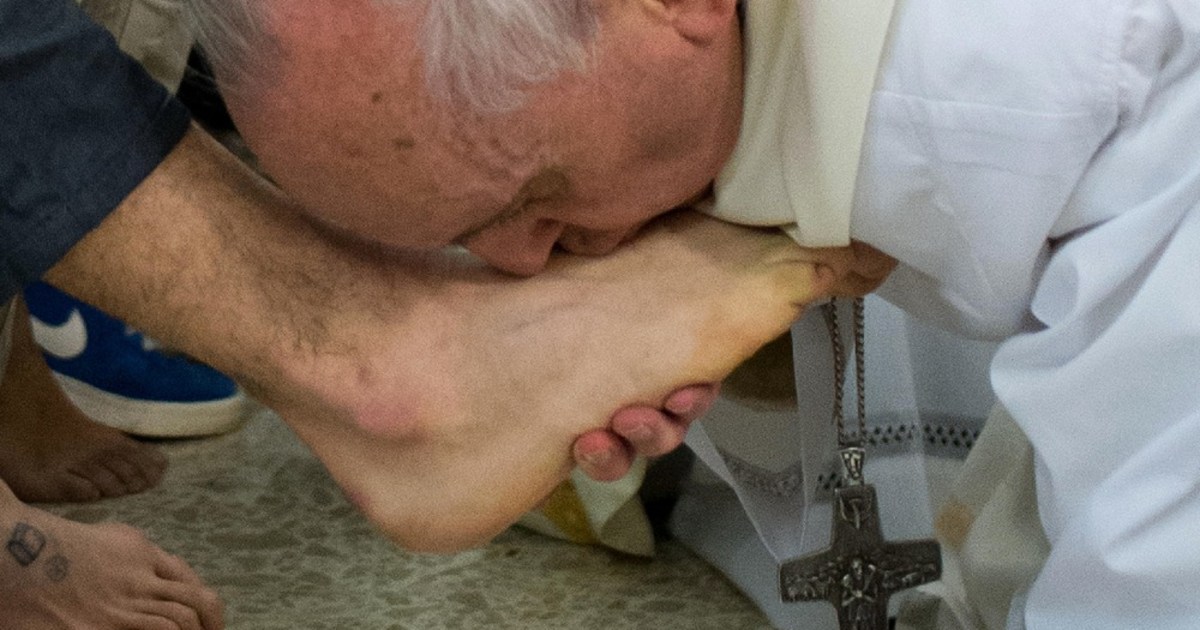Pope kisses feet of young inmates in ritual