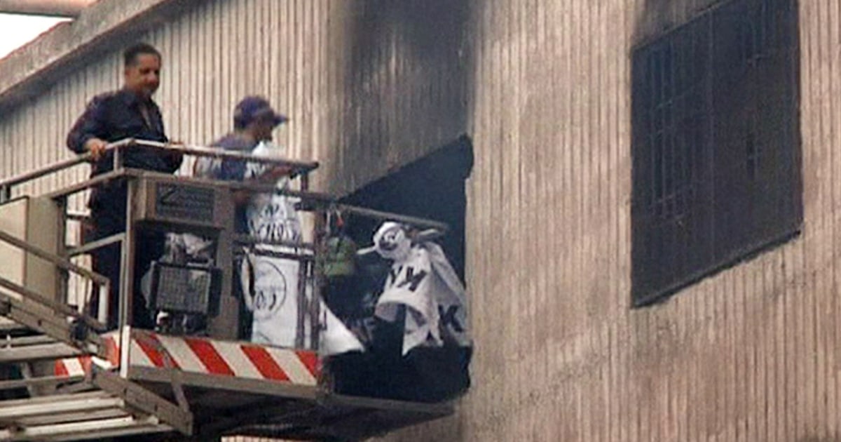 Hundreds killed in blaze at Karachi garment factory