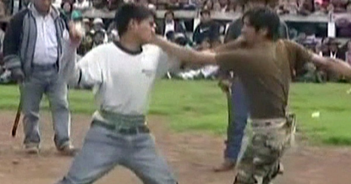 Peruvians settle old scores with punching ritual