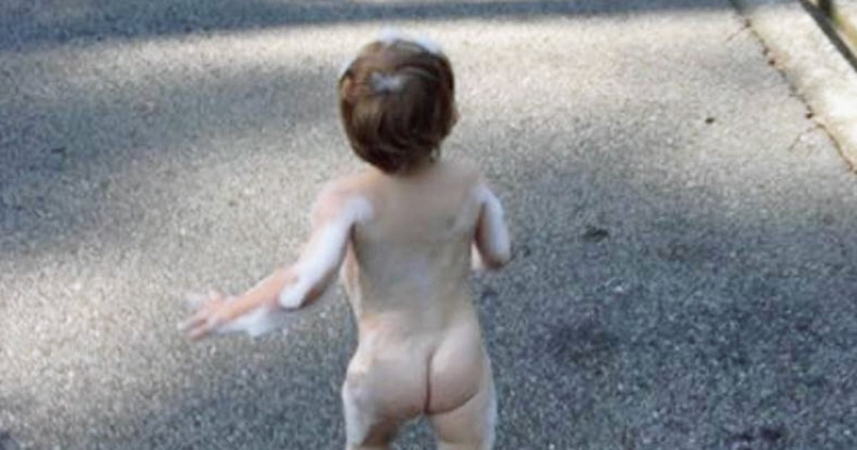 LOL! Naked baby runs for the ice cream truck 