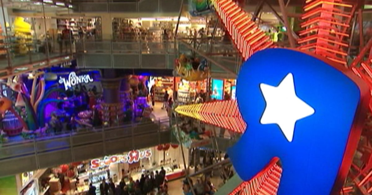 Flagship Toys 'R' Us store closes in Midtown Manhattan