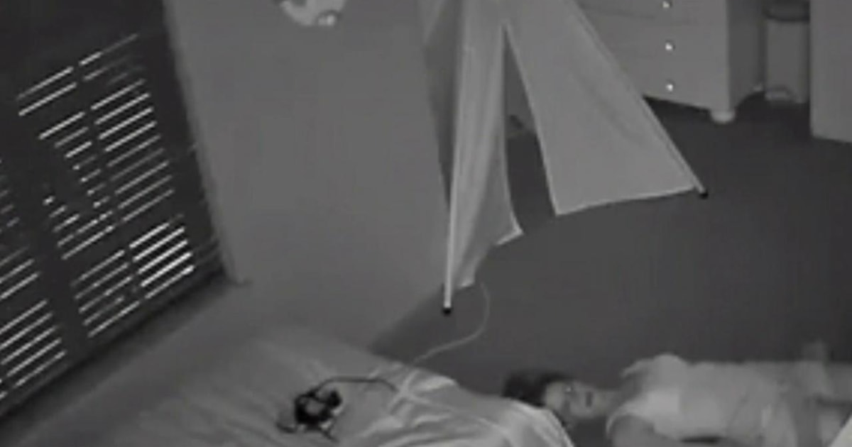 this mom’s hilariously stealthy exit from sleeping child’s room