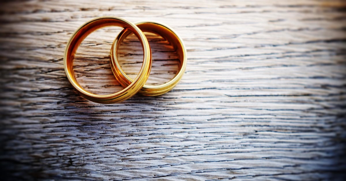 How to Tell if Gold Jewelry Is Fake