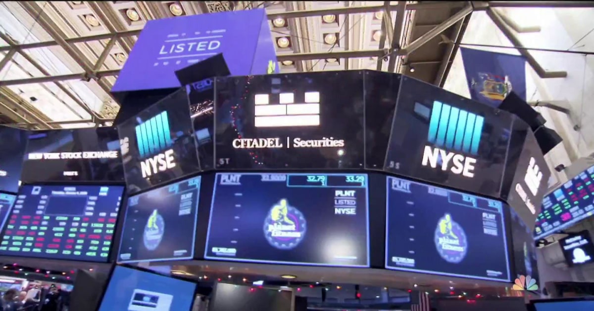 Dow hits record high breaks 25 000