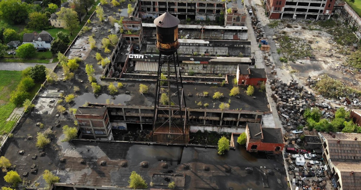 How Detroit went from a booming metropolis to a shrinking city