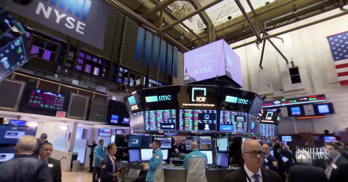 Dow falls more than 550 points to end chaotic week on Wall Street