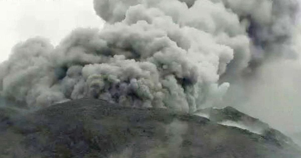 Volcano on Japan’s Kuchinoerabujima Island erupts