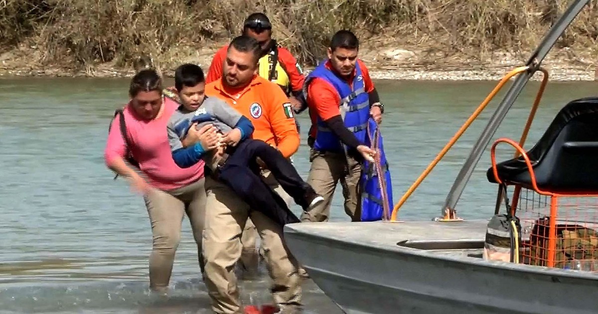 U.S. border officials rescue Central American migrants from Rio Grande
