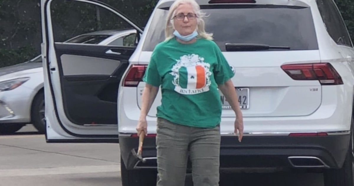 Hammer-wielding woman arrested after screaming racist tirade at Latino ...