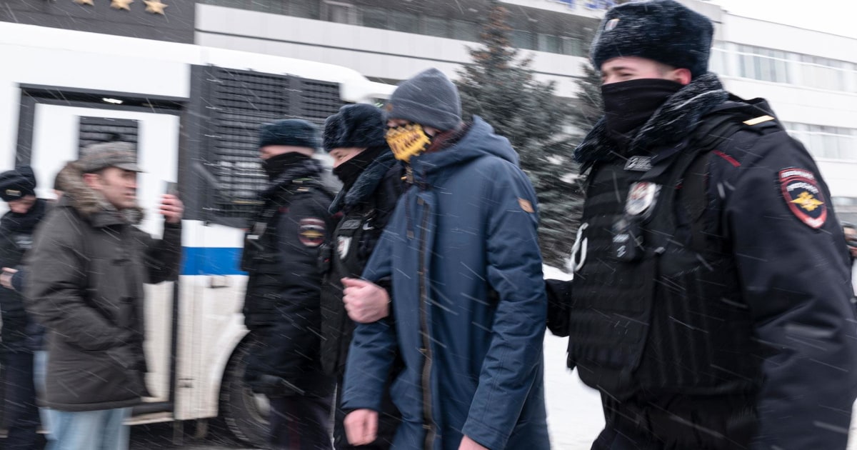 Police raid pro-democracy forum in Moscow