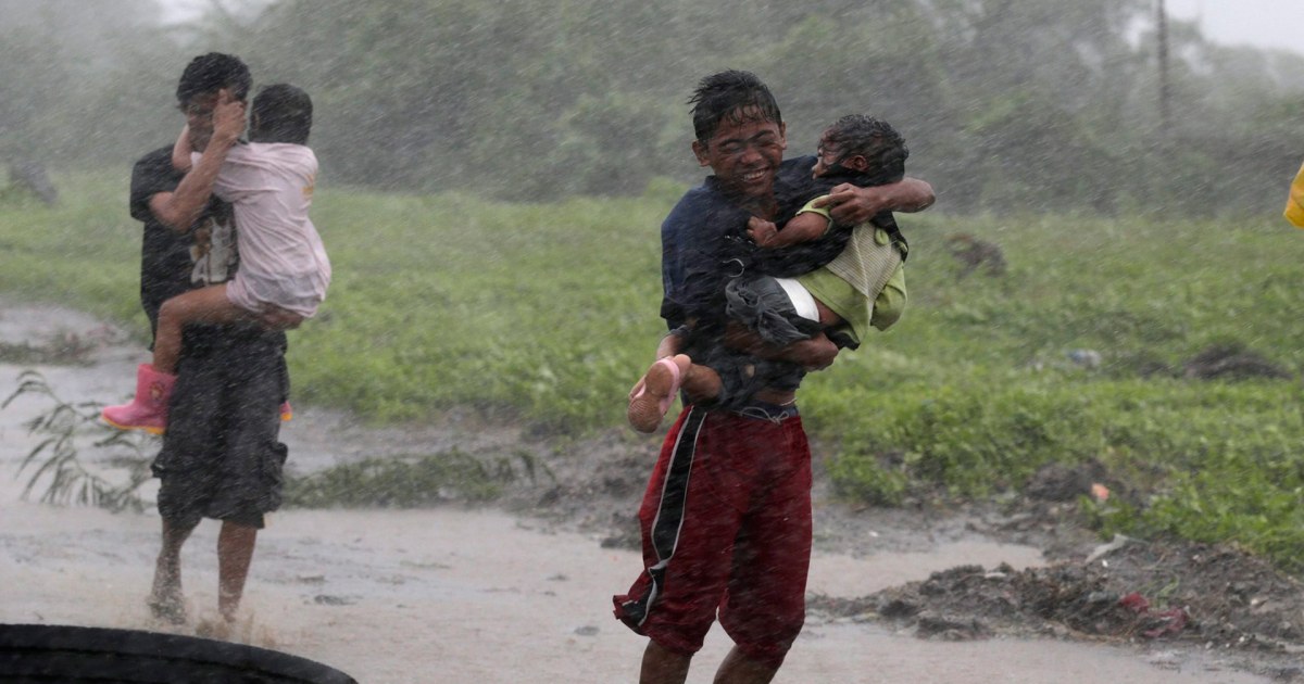 Thousands Flee as Typhoon Slams Philippines