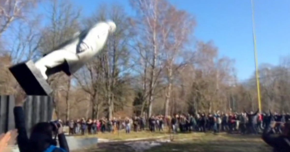 Raw Video Lenin Statue Falls in Ukraine
