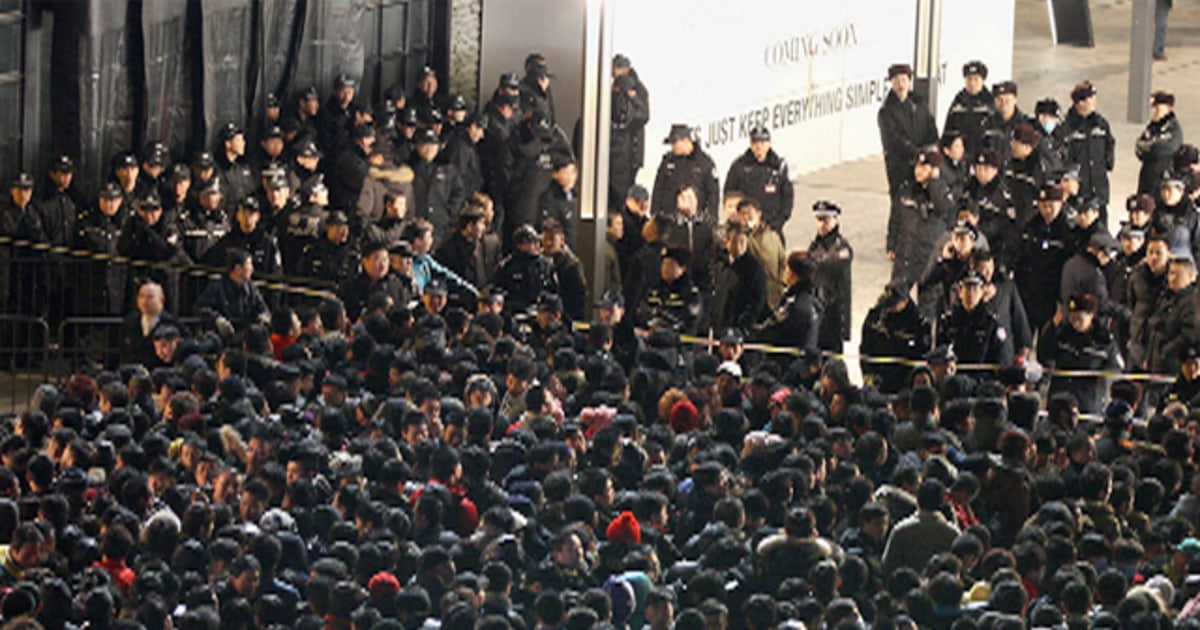 Angry mob waiting for iPhone 4S eggs Apple store