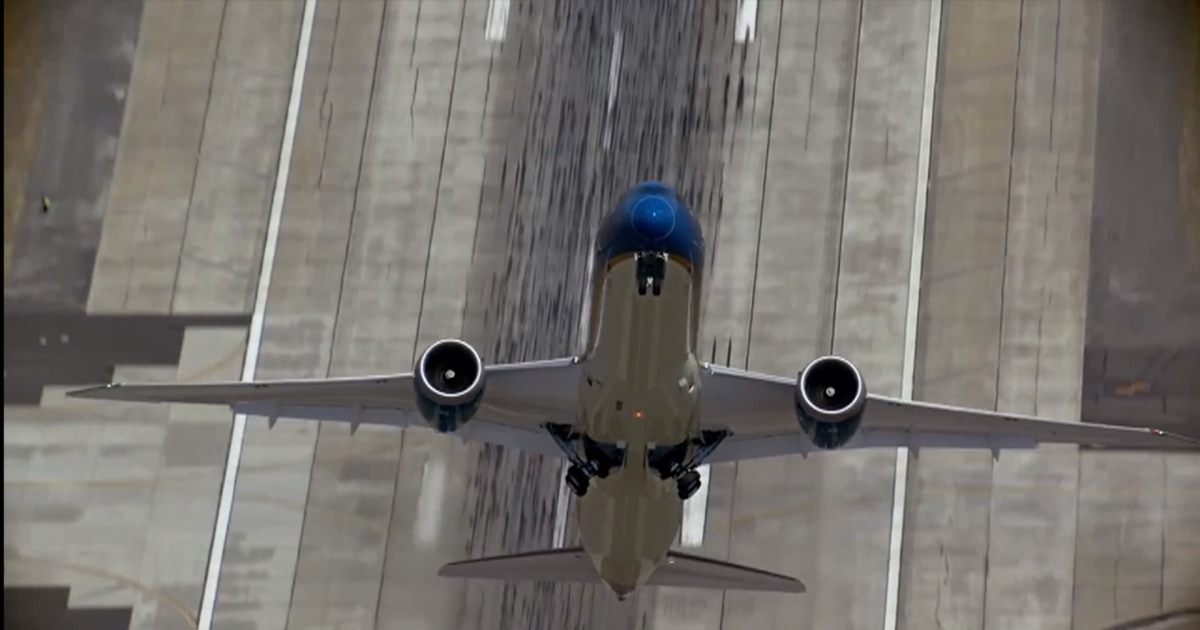 Boeing’s 787 Dreamliner Stuns with Near-Vertical Takeoff
