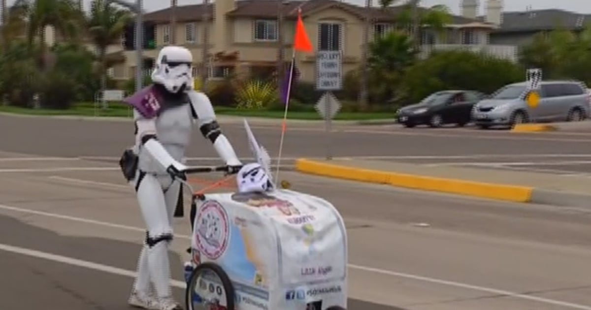 Stormtrooper Walks Over 600 Miles to ComicCon to Honor Late Wife(01)