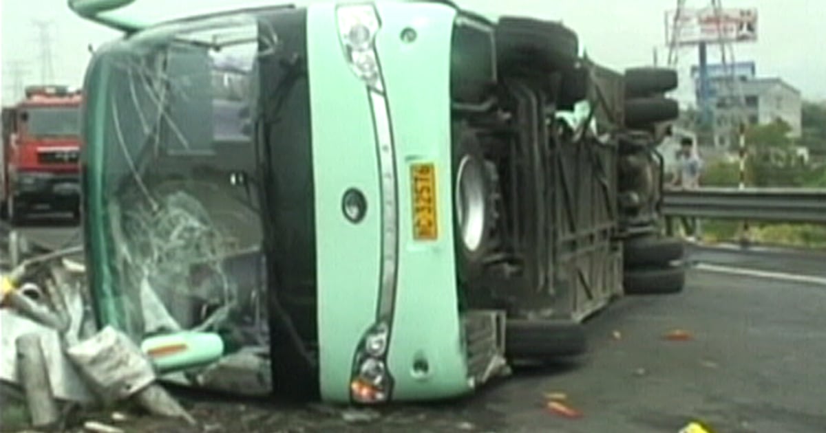 Driver sucked out of window in shocking China bus crash